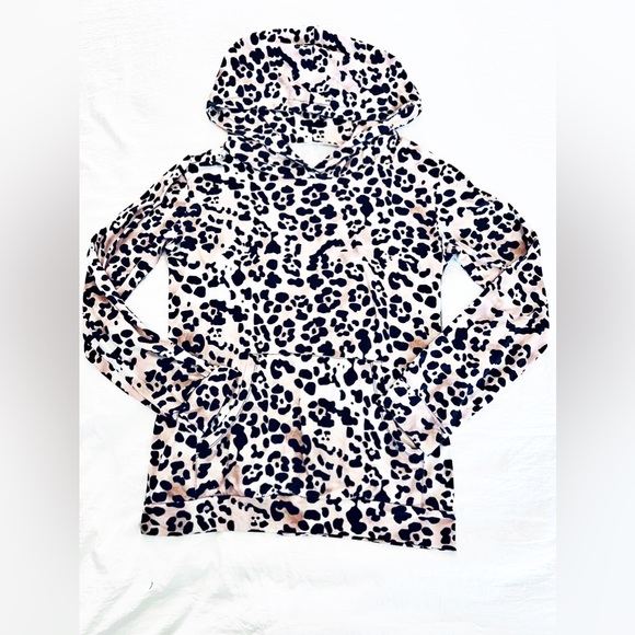 🤎🤍HOODIE~ Long sleeved leopard hoodie tee with kangaroo pocket🤍🤎 - Picture 2 of 6